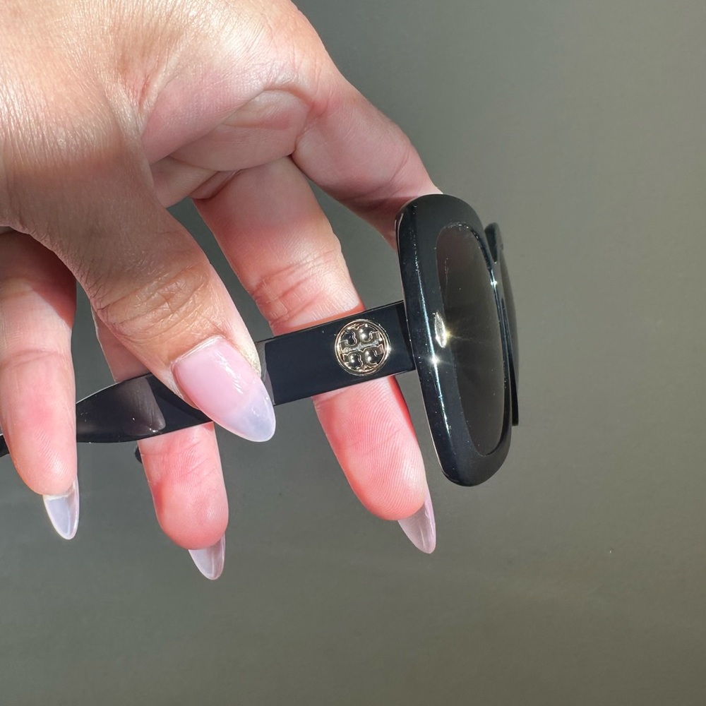 TORY BURCH MILLER OVERSIZED SQUARE FRAME SUNGLASSES/ BLACK Designer Sunglasses - Picture 6 of 16